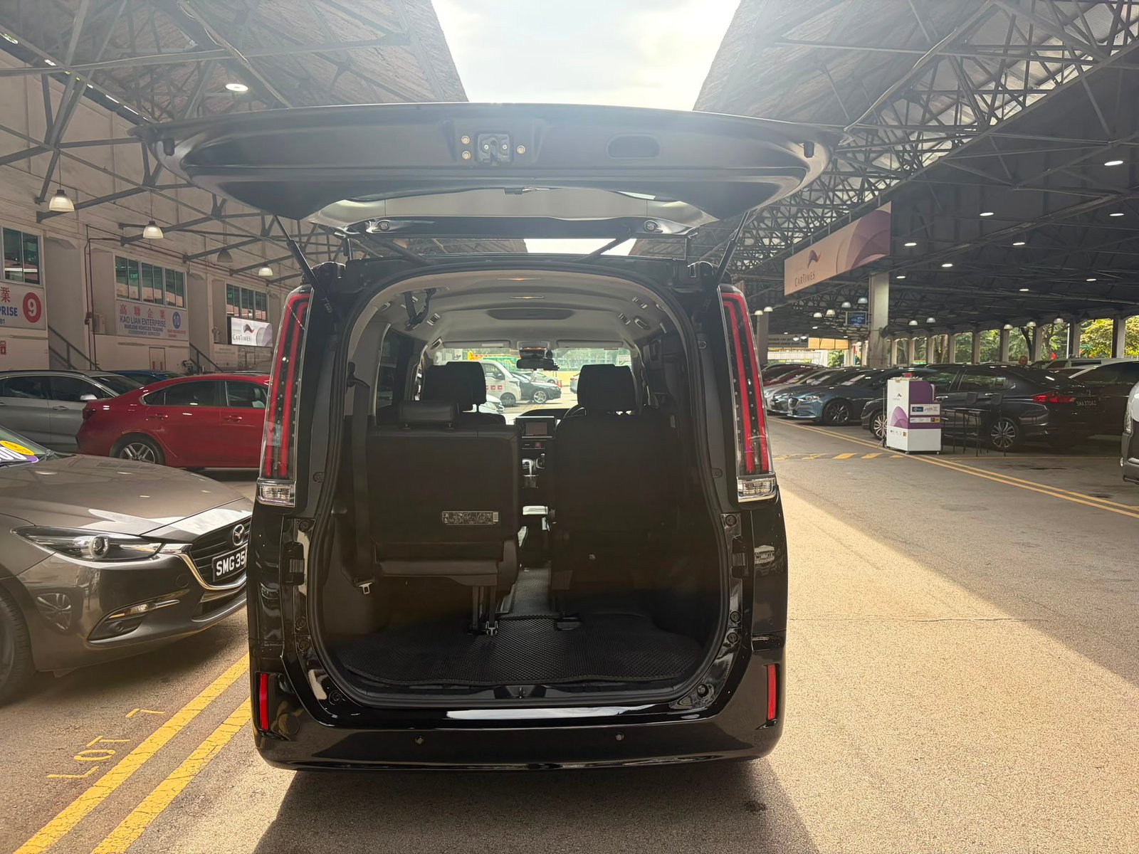 Toyota Noah Hybrid 1.8X photo 9
